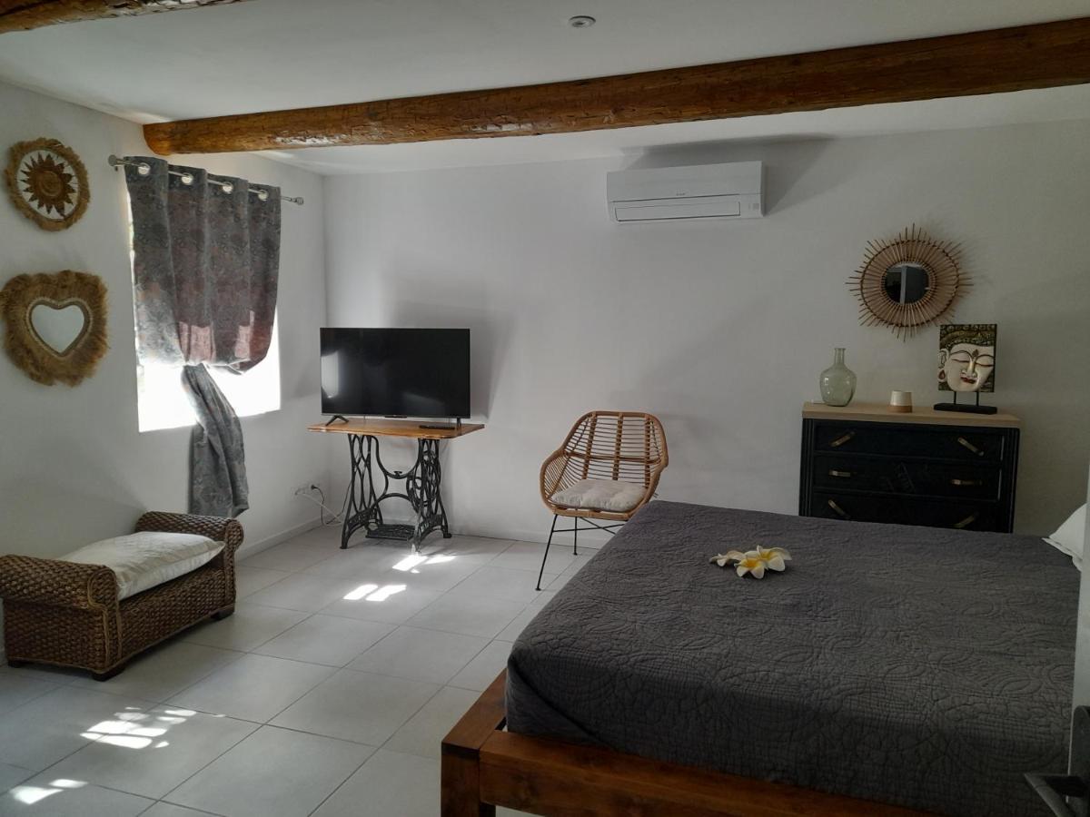 La Ferme Des Oliviers Villa ซอลลิเอส-ปองต์ ภายนอก รูปภาพ
